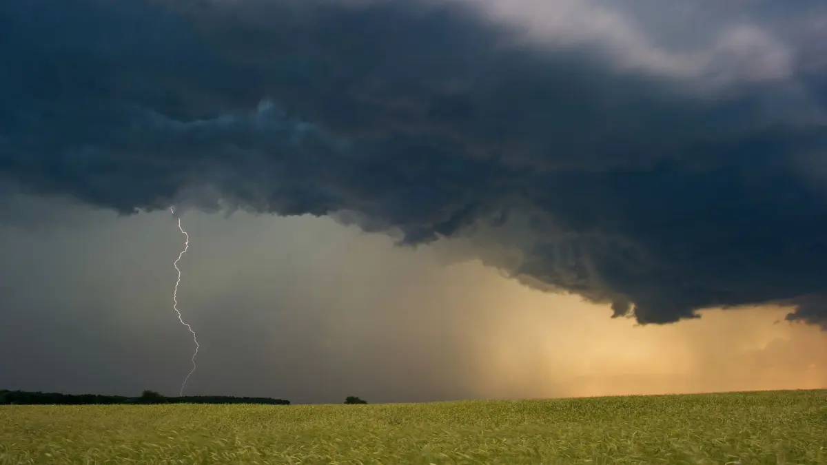 Gewitterwolken am Himmel: ARCHIV - Angsteinflößend und mächtig: Wenn Gewitterwolken aufreißen, kommt meist eine Menge Regen herunter - und der flutet schnell mal den Keller. (zu dpa: «Extremwetter: Haus und Garten auf Wassermassen vorbereiten») Foto: Patrick Pleul/dpa/dpa-mag - Honorarfrei nur für Bezieher des Dienstes dpa-Magazin +++ dpa-Magazin +++