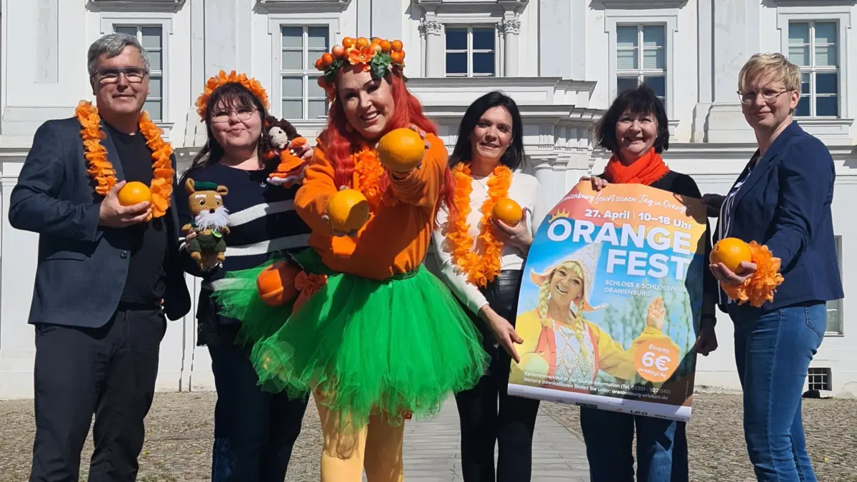 Orangefest 2025 in Oranienburg, auf dem Foto von links: Bürgermeister Alexander Laesicke, Ulrike Rack (ReMO-Regionalmuseum), Vivienne Netzeband (Tourist-Information, TKO gGmbH), Denise Deutsch (Tourist-Information, TKO gGmbH), Berit Gloede (Stiftung Preußische Schlösser und Gärten Berlin-Brandenburg), Nadine Rauch (Landkreis Oberhavel)