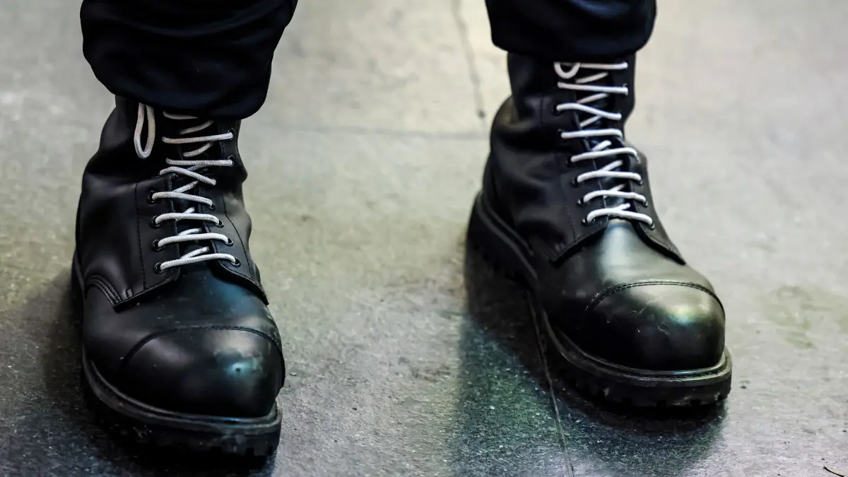 Demonstration von Neonazis und Gegenprotest: ARCHIV - 18.01.2025, Nordrhein-Westfalen, Aachen: Ein Teilnehmer einer rechtsextremen Kundgebung trägt schwarze Springerstiefel mit weißen Schnürriemen, einem weit verbreitetem Symbol der rechten Szene. Bei Protesten gegen eine Kundgebung von Rechtsextremen ist es zu Auseinandersetzungen mit der Polizei gekommen. Mehreren linken Gruppen gelang es immer wieder, den Demonstrationszug der Rechten zu blockieren. (zu dpa: «Verfassungsschutz beobachtet neue Neonazi-Jugendbewegung») Foto: Christoph Reichwein/dpa +++ dpa-Bildfunk +++