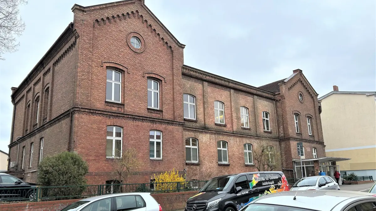 Zentrum für Facharztpraxen in Eberswalde: In der ehemaligen Poliklinik an der Karl-Liebknecht-Straße 3 in Eberswalde sind unter anderem Chirurgie, Urologie, Innere Medizin und Zahnheilkunde untergebracht.