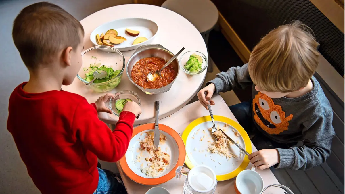 ARCHIV - 11.02.2020, Bremen: Kinder essen ihr Mittagessen in der Kita "An Smidts Park". (zu dpa: «Bremen ist Europas beste Bio-Stadt») Foto: Sina Schuldt/dpa +++ dpa-Bildfunk +++