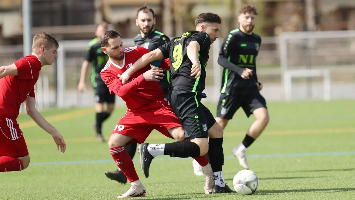 LL 22. ST: FC Schwedt - Eintracht Alt Ruppin: Schwedt, 12.04.2025, LL 22. ST: FC Schwedt - Eintracht Alt Ruppin, SChwedts Philipp Ulrich (linsk) gegen Benjamin Brandt