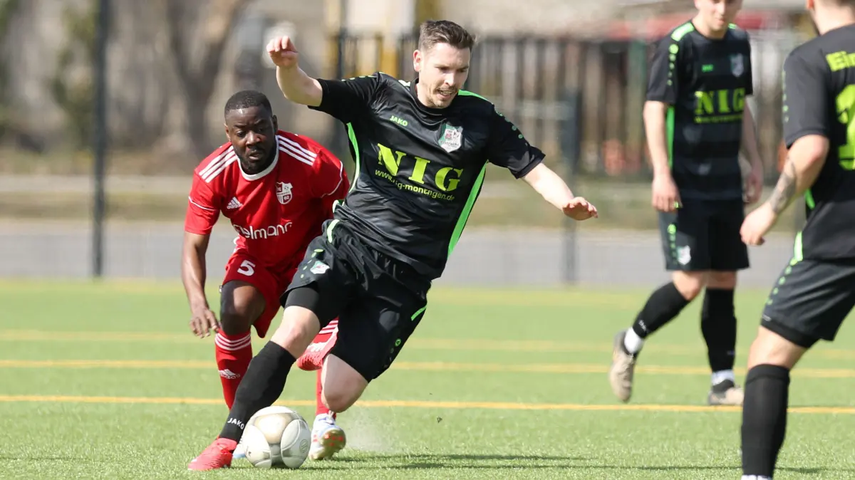 LL 22. ST: FC Schwedt - Eintracht Alt Ruppin: Schwedt, 12.04.2025, LL 22. ST: FC Schwedt - Eintracht Alt Ruppin, Nino Purrmann vor Schwedts Franck Moukoko Ebongue