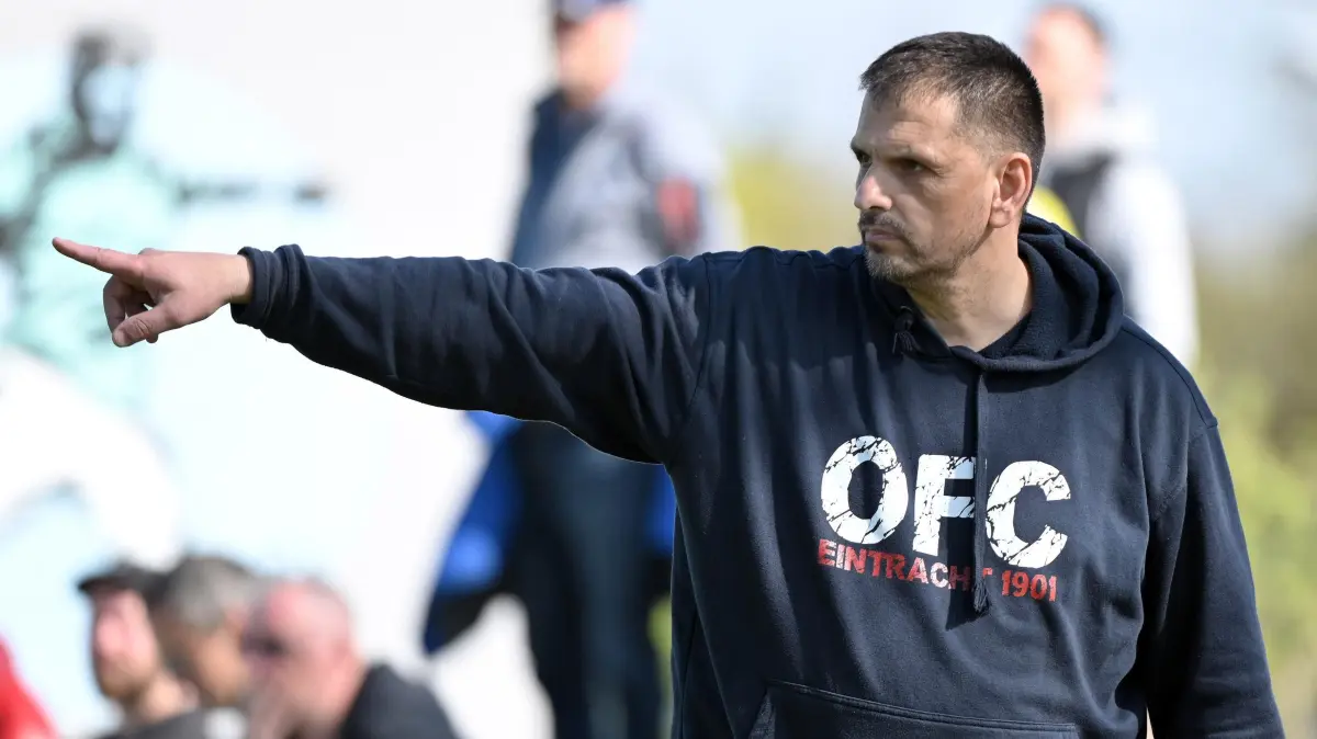 Fussball : Schöneiche Jahn-Sportplatz, Fussball Brandenburgliga, Germania Schöneiche - Oranienburger FC, Trainer Ernis Djerlek
FOTO BENK 12.04.2025