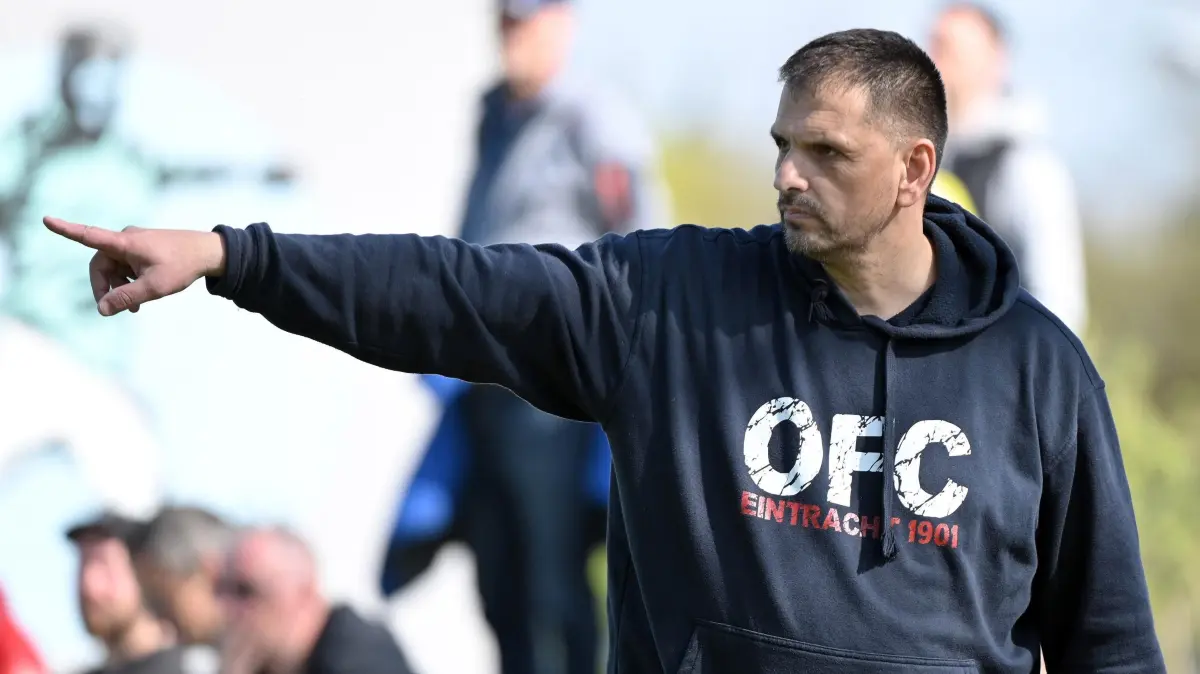 Fussball : Schöneiche Jahn-Sportplatz, Fussball Brandenburgliga, Germania Schöneiche - Oranienburger FC, Trainer Ernis Djerlek
FOTO BENK 12.04.2025