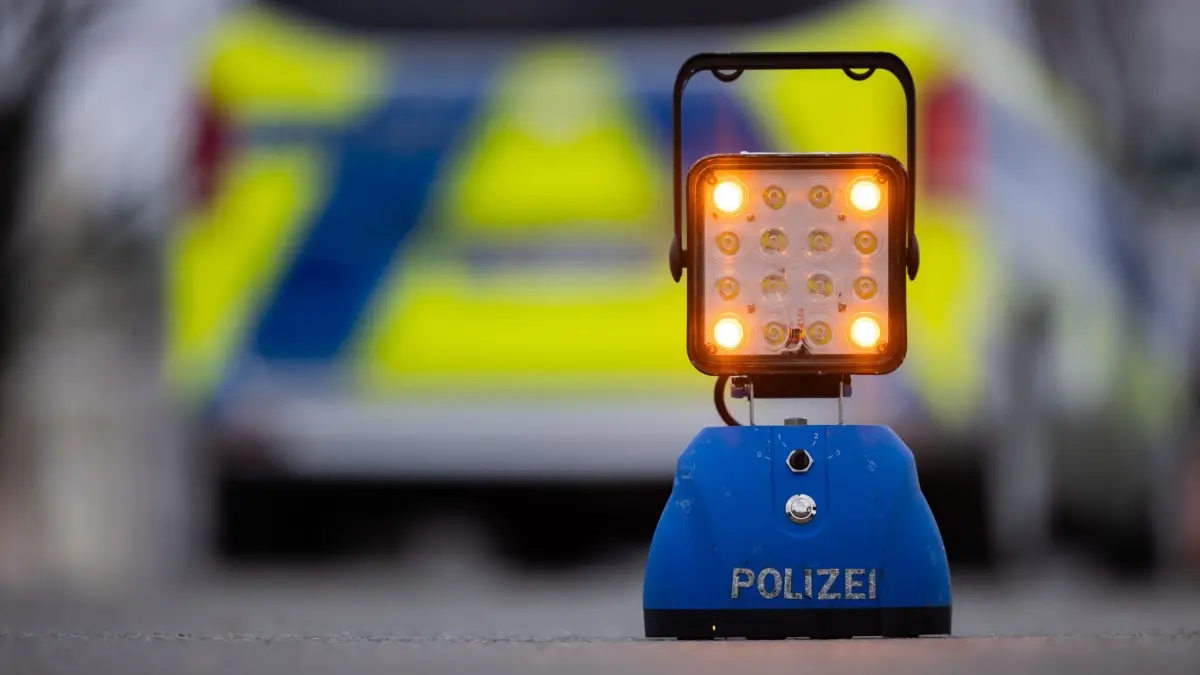 76-Jähriger schrammt sieben Pkw: 250.00 Euro Schaden: ARCHIV - 07.03.2024, Nordrhein-Westfalen, Düsseldorf: Ein Warnlicht mit der Aufschrift «Polizei» steht auf der Straße vor einem Einsatzfahrzeug der Polizei. Aus noch ungeklärter Ursache ist ein 76-Jähriger am Wochenende mit seinem Mini in der Dortmunder Innenstadt von der Fahrbahn angekommen und hat sieben parkende Pkw erwischt. (zu dpa: «76-Jähriger schrammt sieben Autos: 250.000 Euro Schaden») Foto: Rolf Vennenbernd/dpa +++ dpa-Bildfunk +++