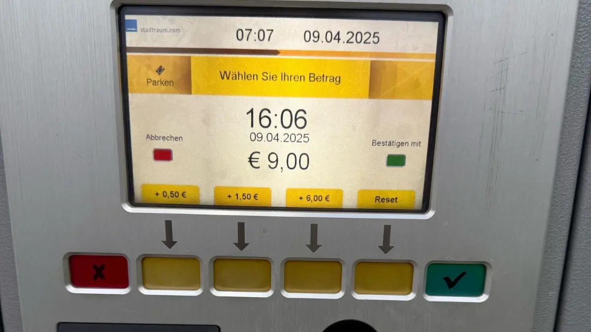 Parkautomat 9 Euro Parkgebühr Park & Ride Parkplatz Bernau