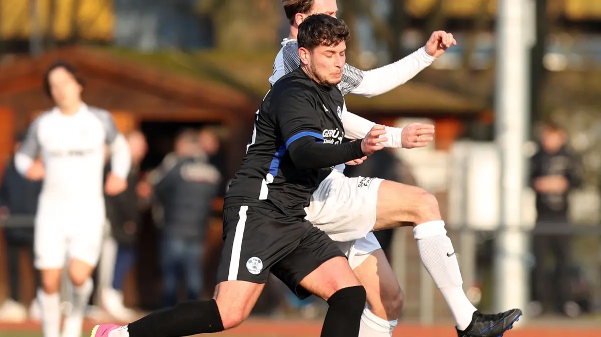 Testspiel TSG Einheit Bernau gegen FSV Bernau : Bernau, 08.02.2025, Testspiel TSG Einheit Bernau gegen FSV Bernau, Justin Luca Weber gegen Frederick Fiebig (verdeckt)