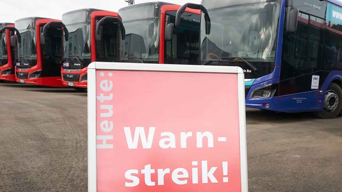 Streiks im ÖPNV (Symbolbild): ARCHIV - 06.05.2021, Rheinland-Pfalz, Lahnstein: Linienbusse stehen wegen eines Warnstreiks auf dem Betriebshof (Symbolbild). (zu dpa: «Wird das Busgewerbe befriedet? - Detail für Index geklärt») Foto: Thomas Frey/dpa +++ dpa-Bildfunk +++