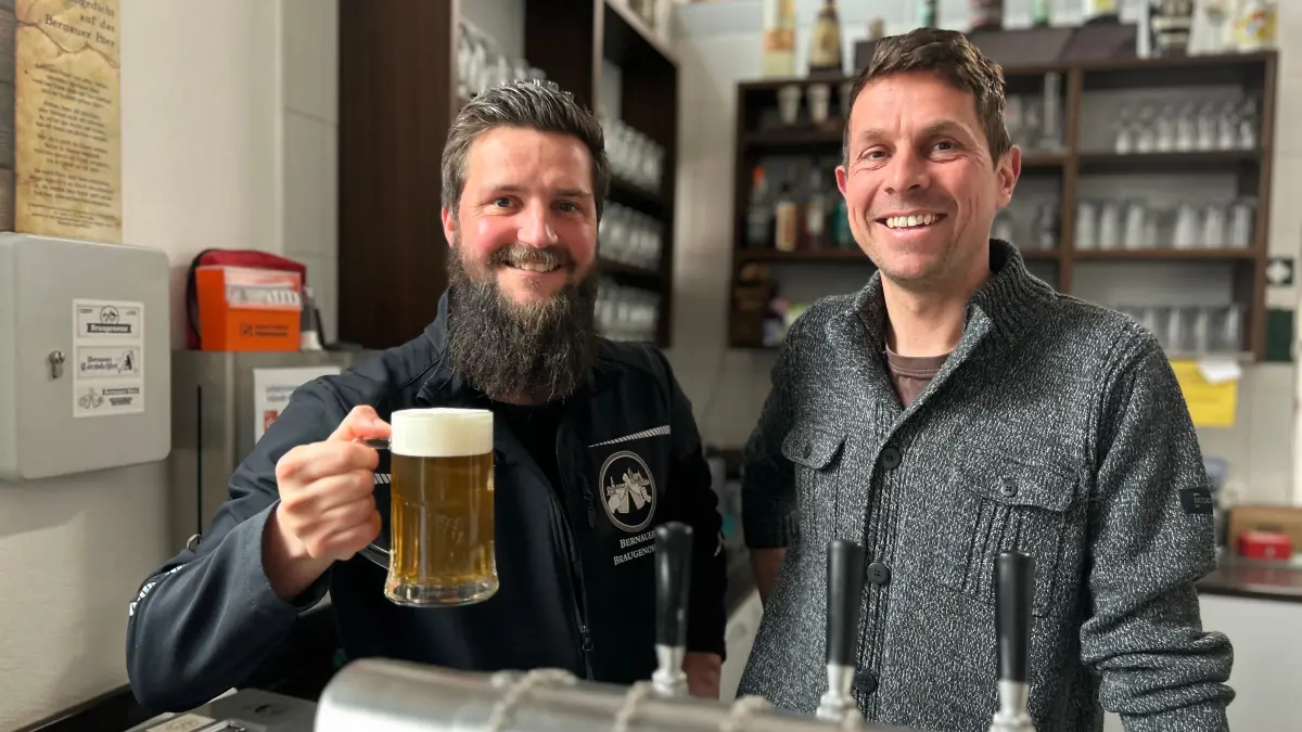 Mit dem Geschmack der Bier-Sorten beschäftigen sich die beiden Brauer Eric Simon und Ruslan Hofmann (von links) der Braugenossen in Bernau.