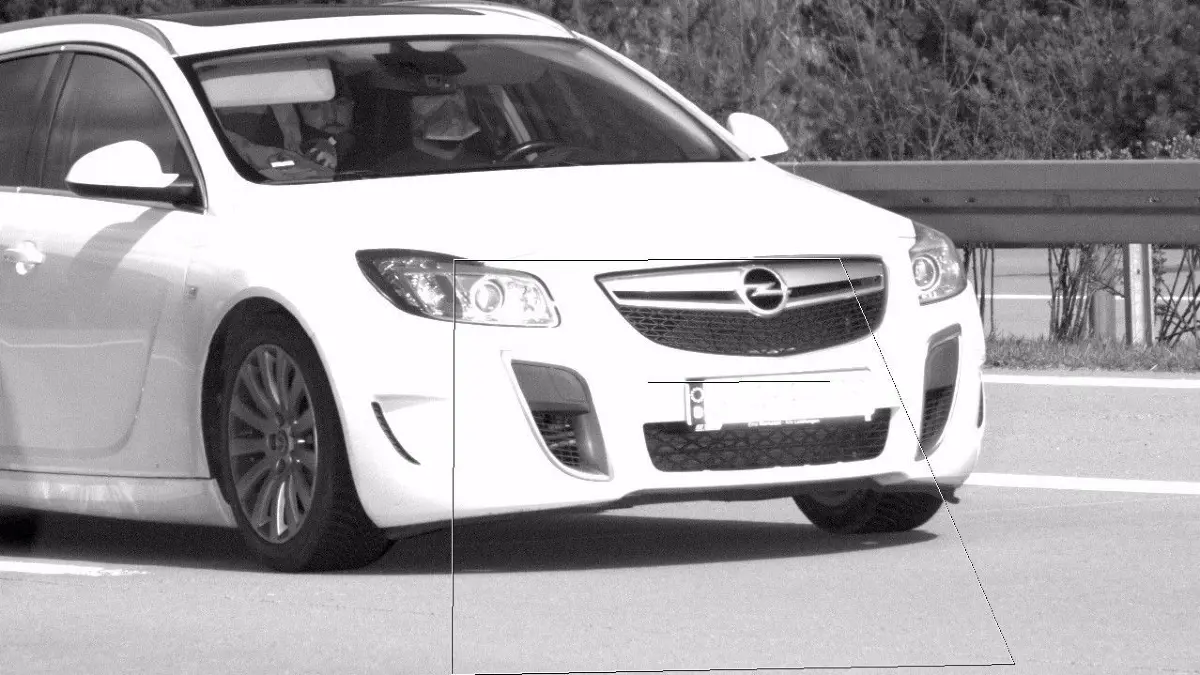 Der Fluchtwagen: Ein heller Opel Insignia. Eine Radarfalle an der Anschlussstelle Freienbrink nahm das Foto auf. Wer kennt diesen Mann?