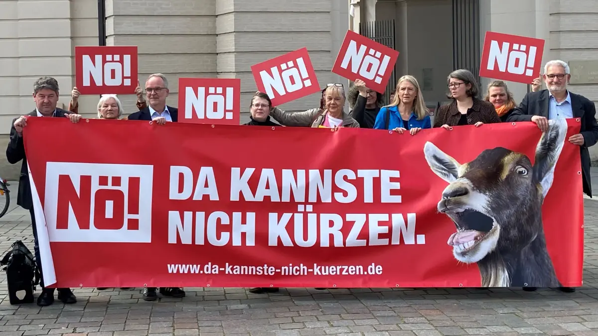 Die LIGA der Wohlfahrtsverbände in Brandenburg protestiert gegen geplante Kürzungen im Bildungs- und Sozialbereich. Der Slogan konterkariert den Werbespruch des Landes: Da kannste nich meckern.
