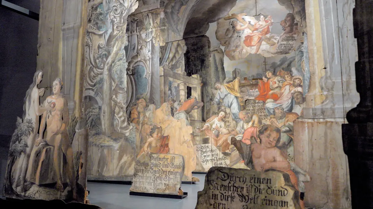„Himmlisches Theater“ im Kloster Neuzelle: Passionsdarstellungen im Museum der Klosteranlage Stift Neuzelle (Foto vom 02.04.2025). Buehnenbilder aus dem 18. Jahrhundert, die einst zur Passionszeit vor Ostern in dem damals katholischen Kloster gezeigt wurden. In pastellartig gedaempften Farben, viel Beige und Ocker, etwas Rot und Blau, wird in dem barocken Figurentheater die Bibel zusammengefasst, im Mittelpunkt steht die Leidensgeschichte Jesu. 2001 haben die ersten Restaurierungsarbeiten an den Kunstschaetzen begonnen. Seitdem wurden die Farben vorsichtig erneuert und Holzschutzmittelgifte aus DDR-Zeiten entfernt. Bis zum Jahresende sollen die Arbeiten abgeschlossen werden. (Siehe epd-Bericht und Video vom 14.04.2025)