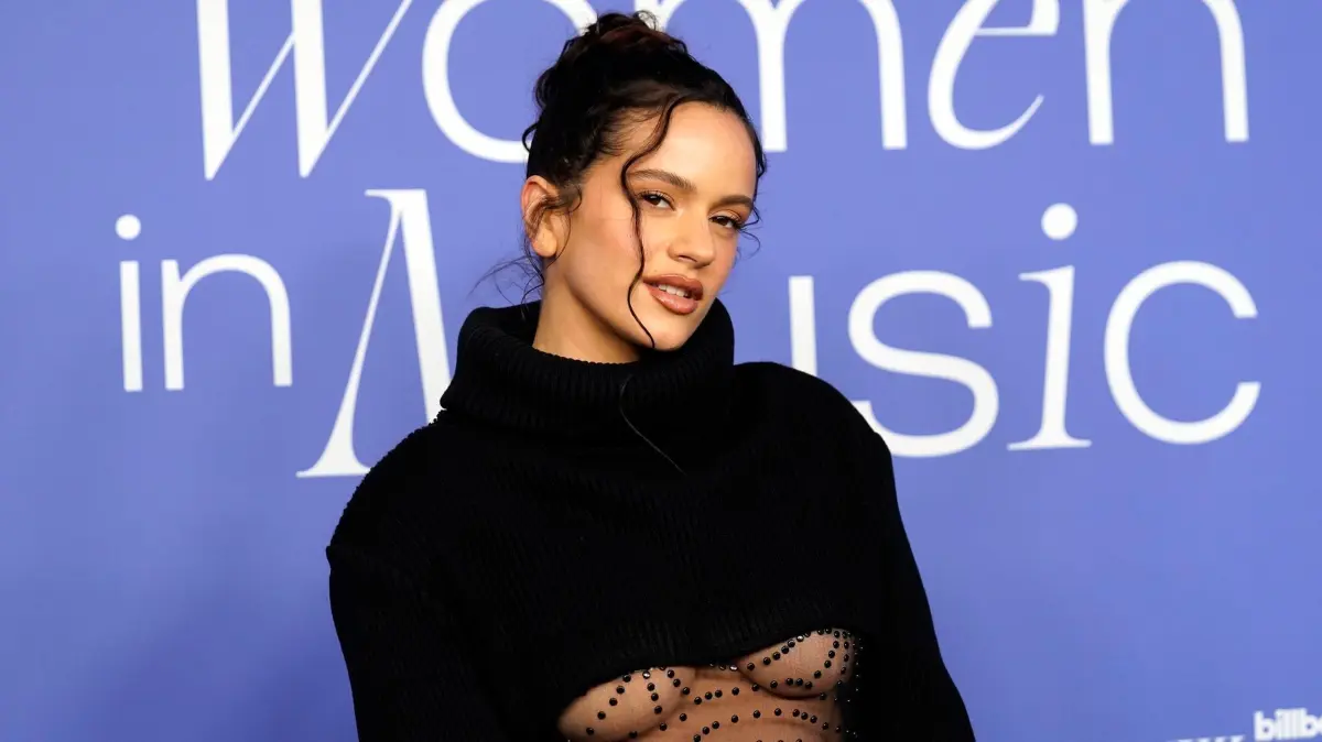 Billboard Women in Music Awards 2023: ARCHIV - 01.03.2023, USA, Inglewood: Preisträgerin Rosalia, Sängerin aus Spanien, nimmt an den Billboard Women in Music Awards 2023 im YouTube Theater in teil. (zu dpa: «Emilio Sakraya und Sängerin Rosalía sind ein Paar») Foto: Chris Pizzello/Invision/AP/dpa +++ dpa-Bildfunk +++