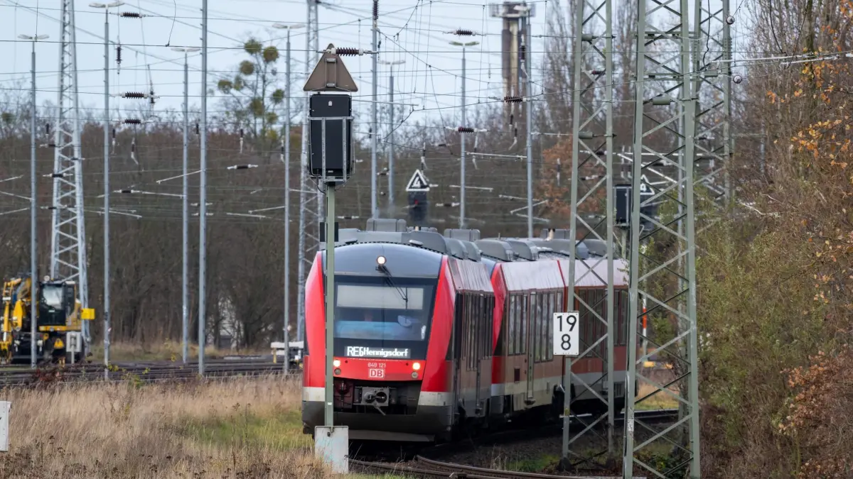 Bahnhof Hennigsdorf - Prignitz-Express: ARCHIV - 24.11.2024, Brandenburg, Hennigsdorf: Der Prignitz-Express beziehungsweise Regionalexpress RE6 fährt aus Wittenberge und Neuruppin kommend in den Hennigsdorfer Bahnhof ein. (zu dpa: «Bahnausbau zwischen Velten und Neuruppin verzögert sich») Foto: Soeren Stache/dpa +++ dpa-Bildfunk +++
