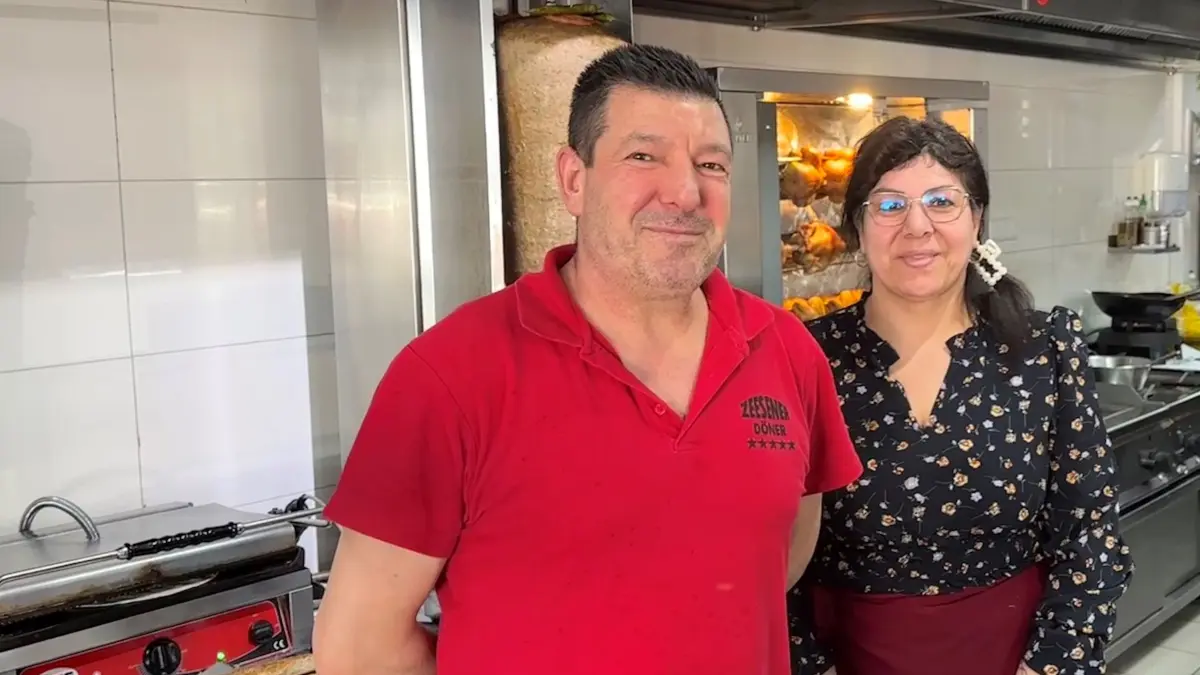 Ahmet und Filiz Kurt (l.) arbeiten mit ihrem Team sechs Tage die Woche. Damit der Laden läuft, machen sie getrennt Urlaub.