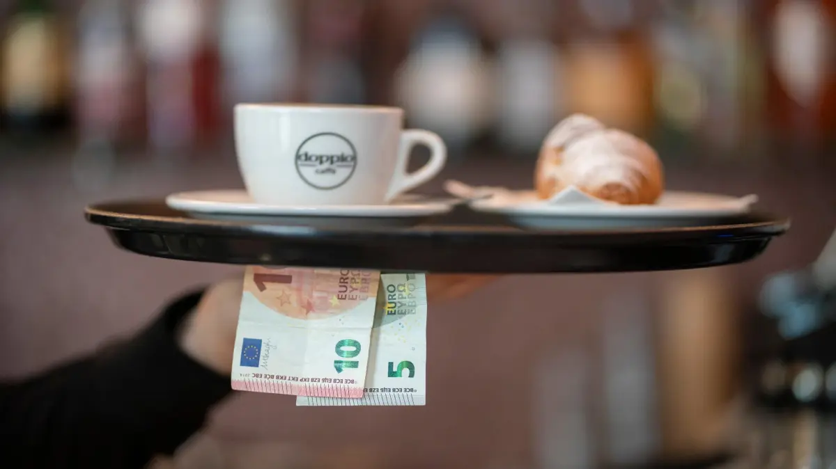 Mindestlohn sorgt fuer Diskussionen: Themenfoto zur Anhebung des Mindestlohns auf 15 Euro (Foto vom 10.04.2025). Noch bevor sich die schwarz-rote Regierung gebildet hat, geht sie in einen ersten Schlagabtausch. Thema ist der Mindestlohn. Dessen Hoehe von 15 Euro sei bis zum Jahr 2026 "erreichbar", heisst es im Koalitionsvertrag. CDU-Chef Friedrich Merz hatte in der "Bild am Sonntag" jedoch darauf hingewiesen, dass es dafuer "keinen gesetzlichen Automatismus" gebe. (Siehe epd-Bericht vom 15.04.2025) *** Local Caption *** 00517474