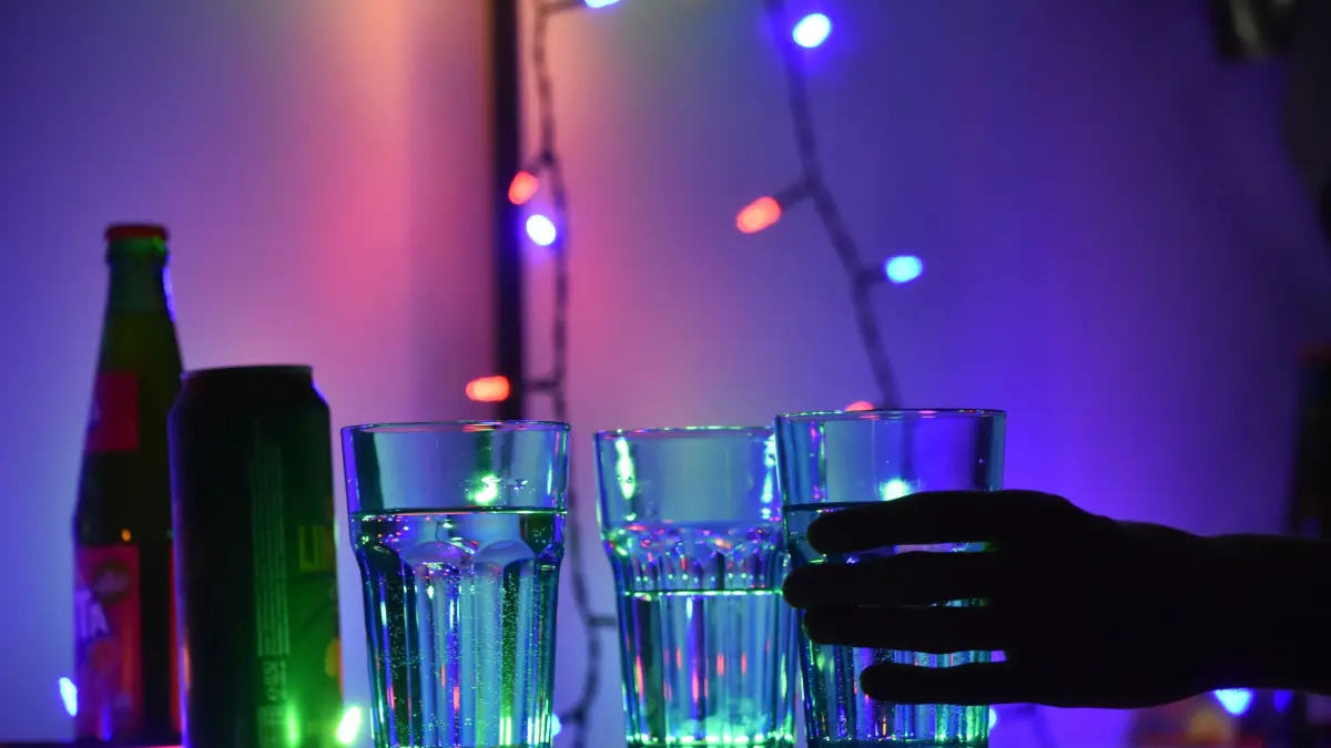 Schon ein kurzer Moment der Unaufmerksamkeit kann dazu führen, dass jemand K.-o.-Tropfen in den Drink schüttet.