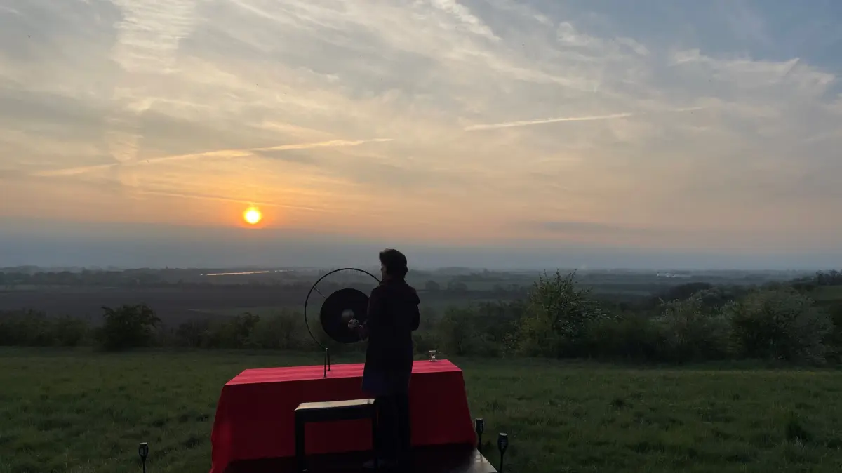 Sonnenaufgang über den Seelower Höhen: Regina Kursawe schlägt den Gong, der an das Sterben vieler Tausender bei der Schlacht um die Seelower Höhen erinnert.