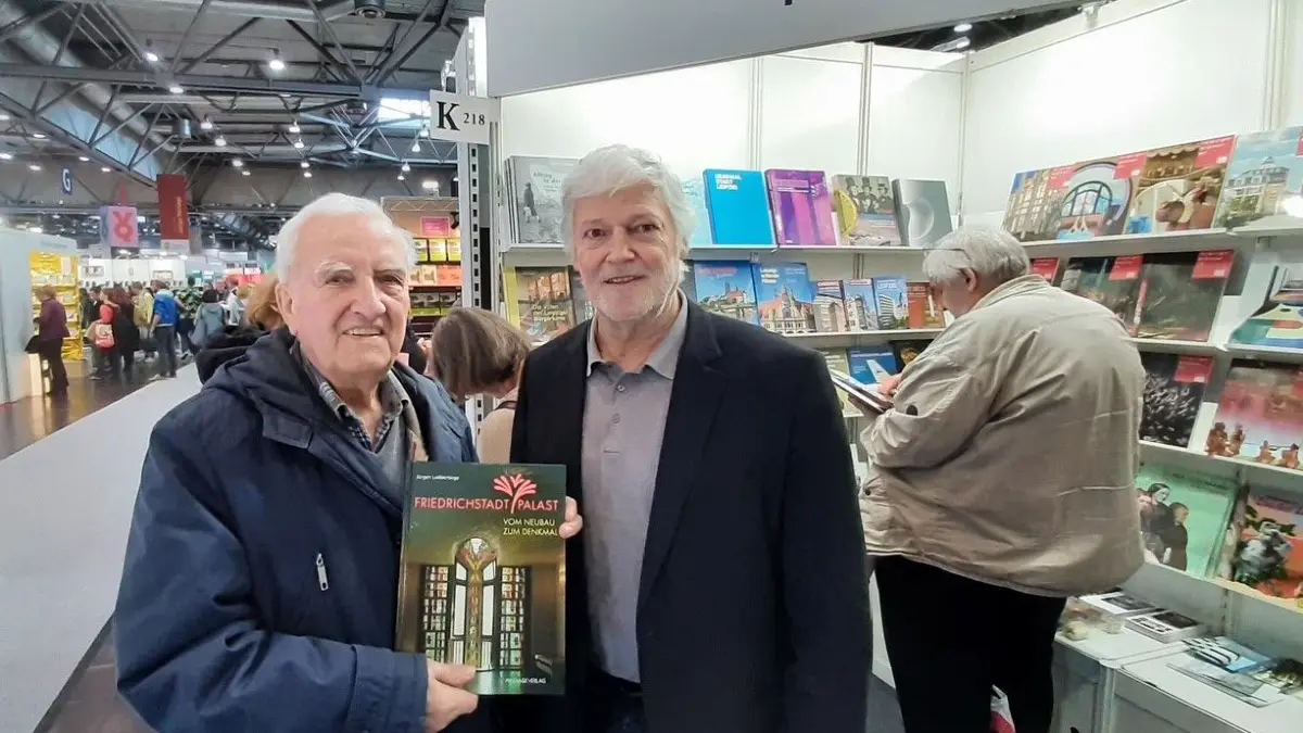 Jürgen Ledderboge (l.) mit .... hat seine Erinnerungen und Bauskiz