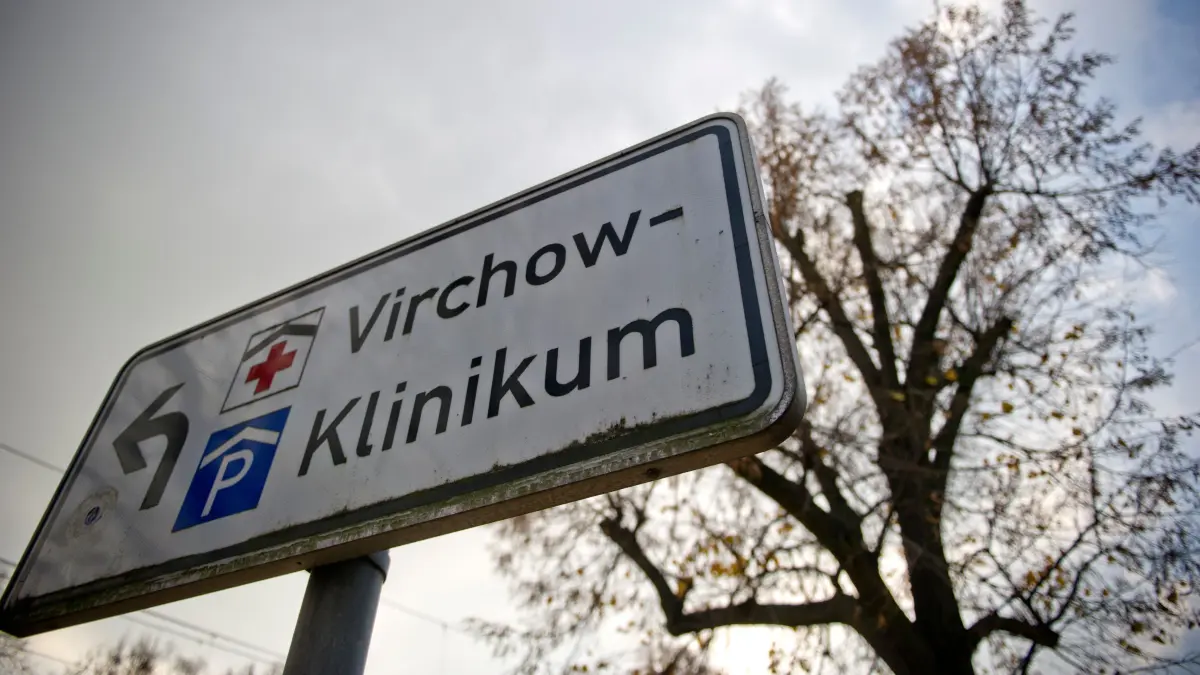 Ein Schild weist in Berlin auf das Parkhaus am Rudolf-Virchow-Klinikum in Wedding hin.
