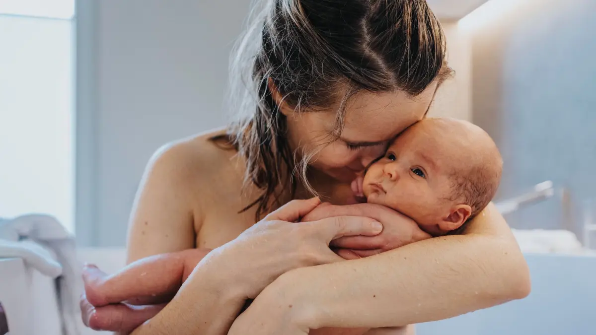 Mutter und Säugling in einer Badewanne