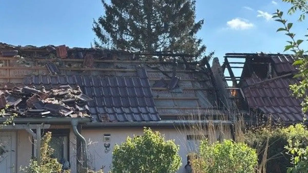 Unbewohnbar: die ausgebrannten Gebäude an der Birkenallee in Leegebruch sind derzeit nicht mehr benutzbar. In den benachbarten Reihenhäuser kam es in der Nacht zu Dienstag zu einem Brand. Jetzt wird die Ursache ermittelt.