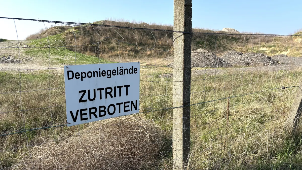 Die Deponie am Fuchsweg in Vierraden wird stillgelegt. Die Besitzer der Bodenflächen, auf der die Deponie steht, werden nicht entschädigt. Sie fürchten, verseuchtes Land zurückzubekommen.
