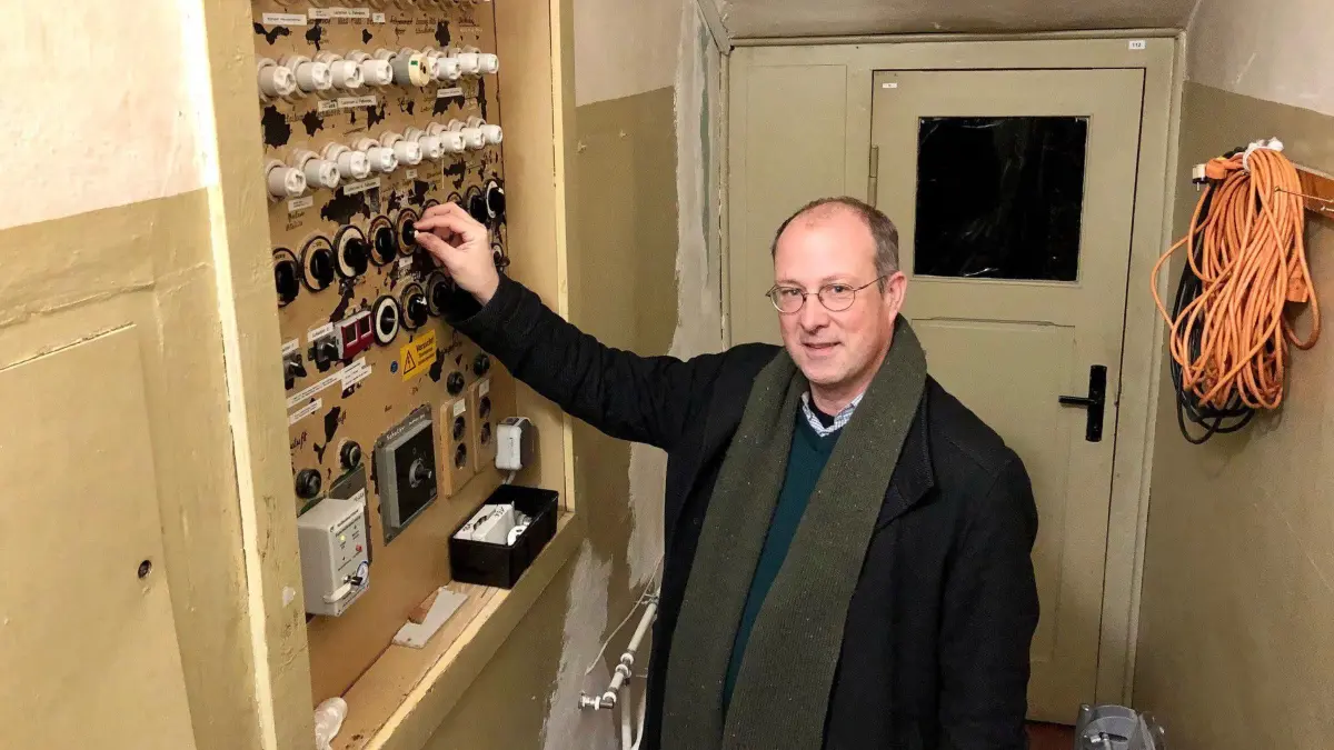 Kulturhaus: Von den historischen Schaltschränken aus wird noch heute das Licht im Kulturhaus in Rüdersdorf gesteuert. Stephen Ruebsam, Geschäftsführer der Museums- und Kultur GmbH, möchte sie zumindest optisch erhalten.