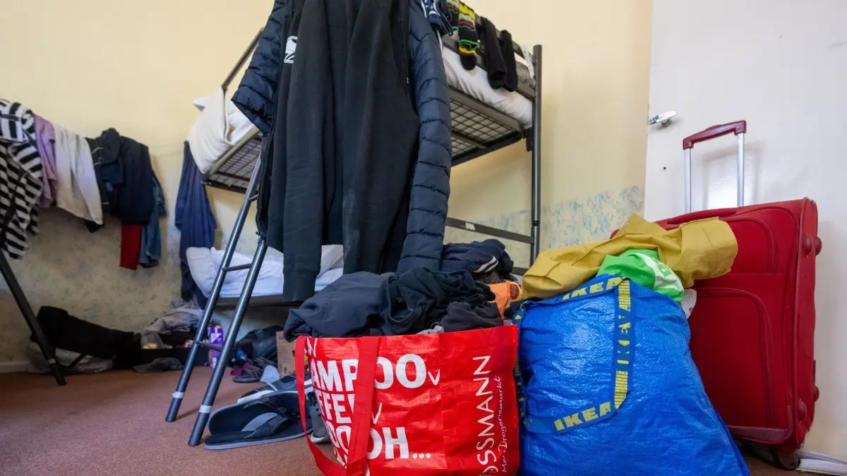 Kältehilfe-Unterkunft in Berlin: ARCHIV - 08.04.2024, Berlin: Habseligkeiten eines obdachlosen Mannes liegen in Taschen verpackt in einem Schlafsaal für Männer in der Kältehilfe-Notübernachtung in der Bergstraße im Bezirk Steglitz-Zehlendorf. Z (zu dpa: «Berliner CDU will mehr Hilfen für Obdachlose») Foto: Monika Skolimowska/dpa +++ dpa-Bildfunk +++