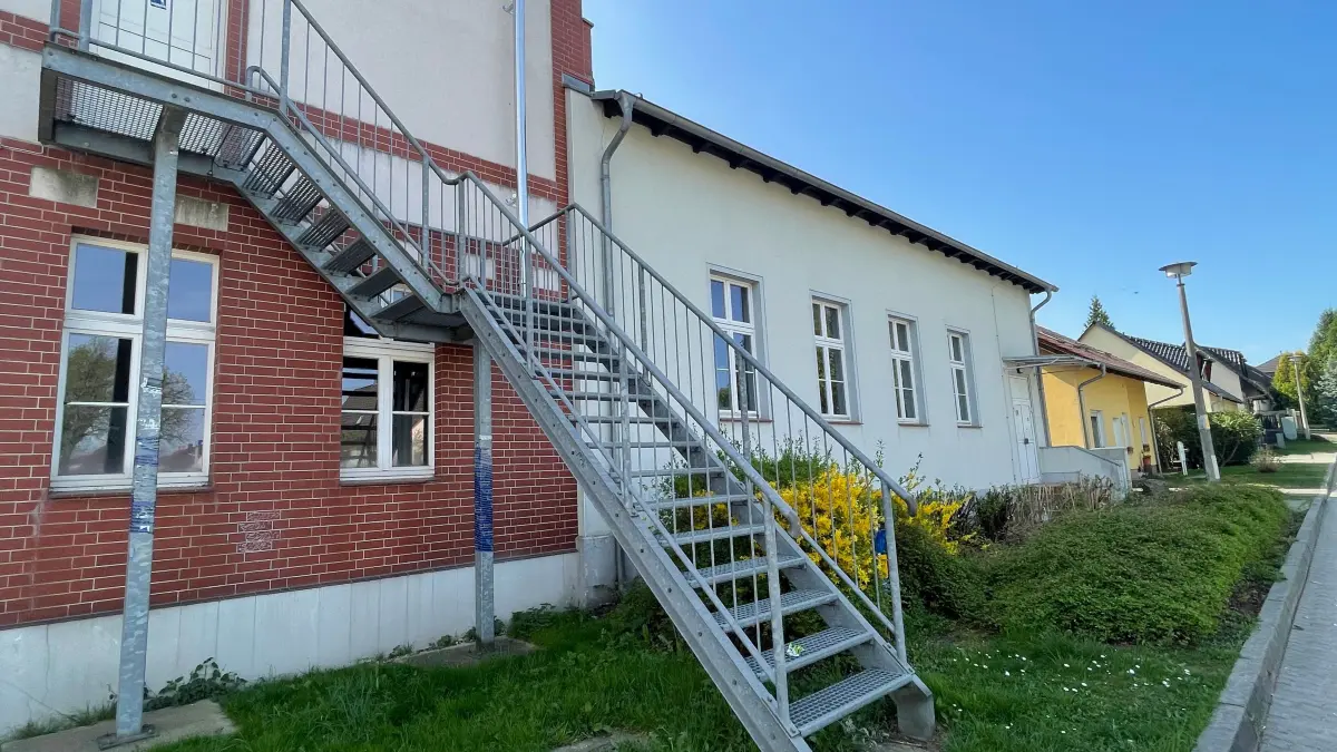 Das ist die Turnhalle für den Sportunterricht an der Grundschule in Schönfließ. Der umgebaute Tanzsaal einer Gaststätte ist eine Zumutung. Doch ein Neubau lässt auf sich warten.