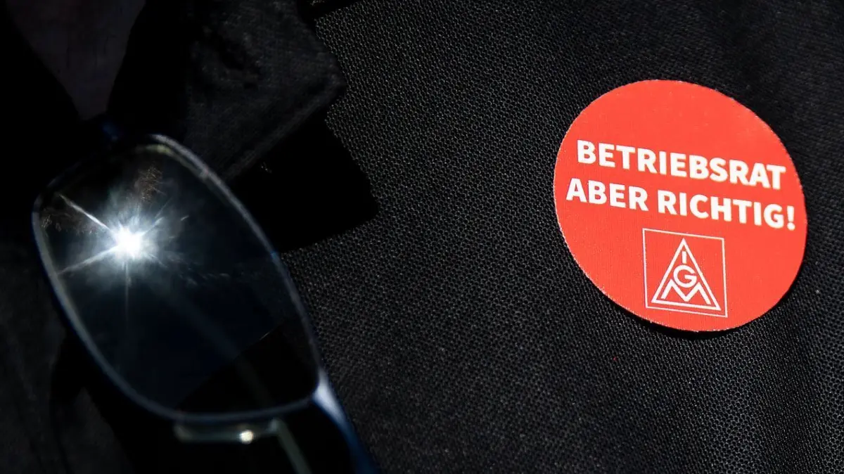 Würth-Gruppe: ARCHIV - 03.06.2019, Baden-Württemberg, Künzelsau: Auf der Kleidung eines Mitarbeiters vom Handelskonzern Würth klebt ein Aufkleber mit der Aufschrift «Betriebsrat aber richtig!». (zu dpa: «Reinhold Würth: Unternehmer, Kunstsammler, Tagebuchschreiber») Foto: Fabian Sommer/dpa +++ dpa-Bildfunk +++