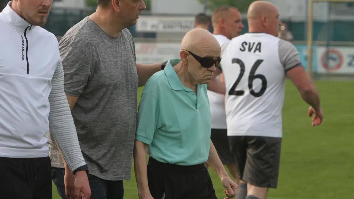 Fußball Brandenburgliga: Trainer Hans Oertwig Abschied von der Karriere, Abschiedsspiel bei Oranienburger FC mit SV Altlüdersdorf am 17. April 2025, Trainer Jeffrey Maaß, Enis Djerlek und Hans Oertwig (alle drei bei Altlüdersdorf)