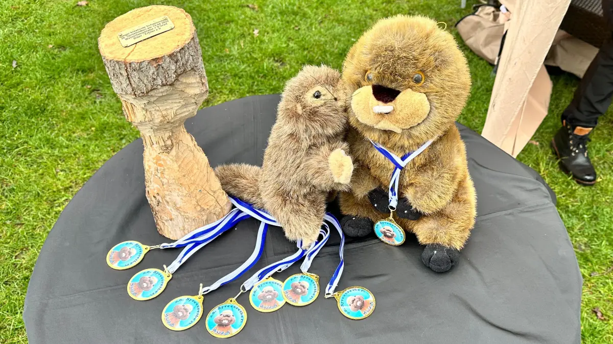 Heiß begehrt: Die Trophäe für das kreativste Schwimmgefährt steht bereit, genau so die Teilnehmermedaillen. Einige Teilnehmer haben davon schon eine ganze Sammlung zu Hause.