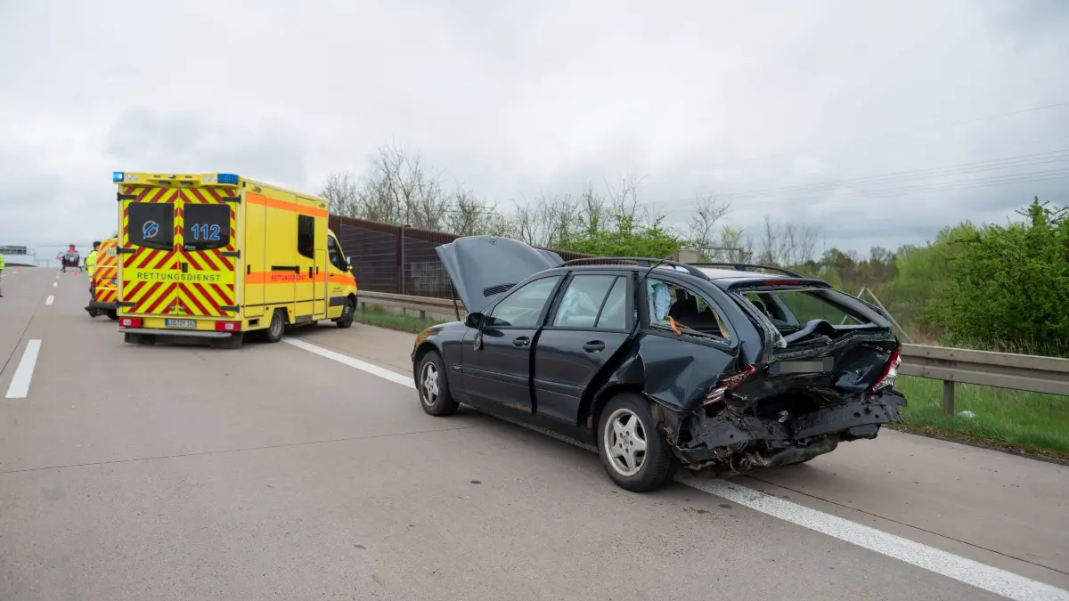 Der Mercedes kam auf dem Standstreifen zum stehen.