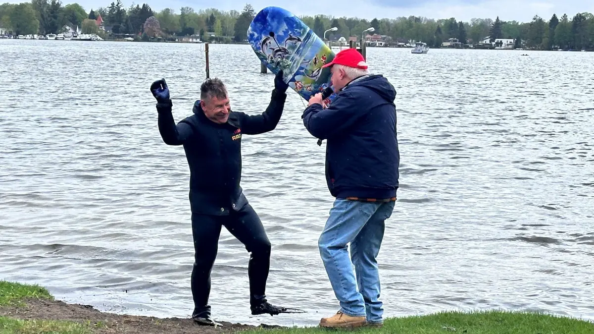 Peter jubelt, als ihn der Vorsitzende des Erkneraner Heimatvereins, Hans-Peter Hendriks, im Strandbad Erkner als Erstes in Empfang nimmt.