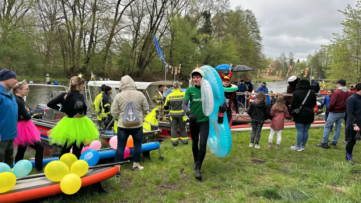 Bunte Kostüme, Neoprenanzugträger mit Luftmatratzen und Familien mit Kindern haben den Ostersamstag genutzt, um beim Spreetreiben 2015 dabei zu sein.