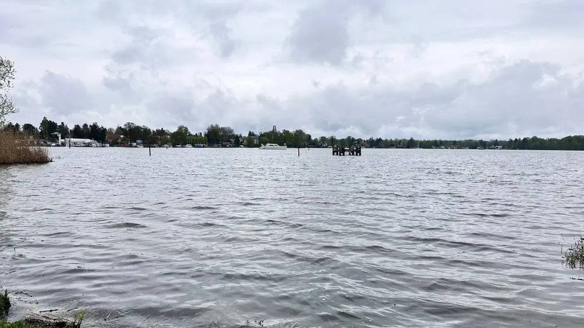 Die Ruhe vor dem Sturm auf dem Dämmeritzsee - noch sind die Teilnehmer weit vom Ziel entfernt.