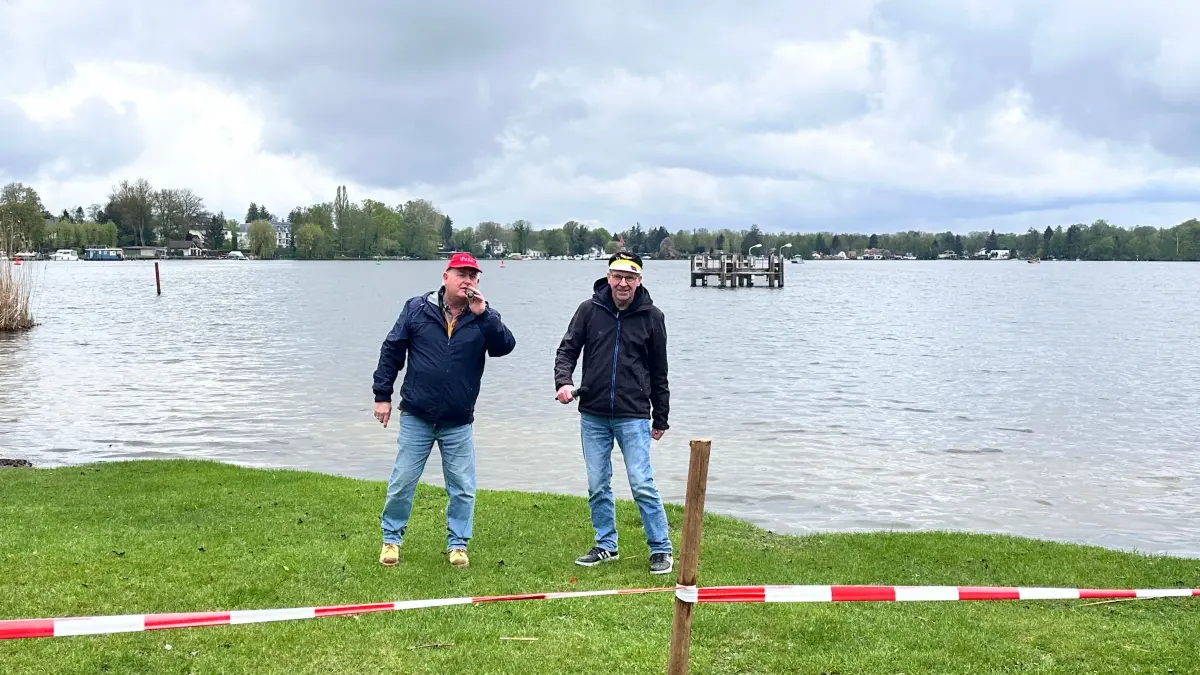 „Die Randberliner“ Peter (l.) und Karsten (r.) sorgten am Nachmittag für Unterhaltung. Sie moderierten das Programm, nahmen die Teilnehmer im Strandbad in Empfang und sagen den einen oder anderen Song.