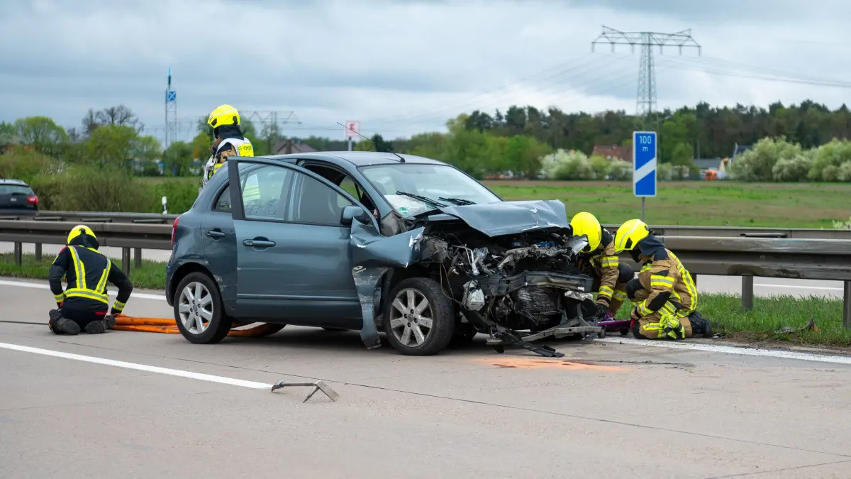 Einsatzkräfte der Freiwilligen Feuerwehr Vogelsdorf räumten die Unfallstelle.