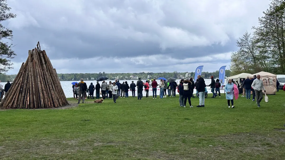 Beim Zieleinlauf füllte sich das Strandbad Erkner.