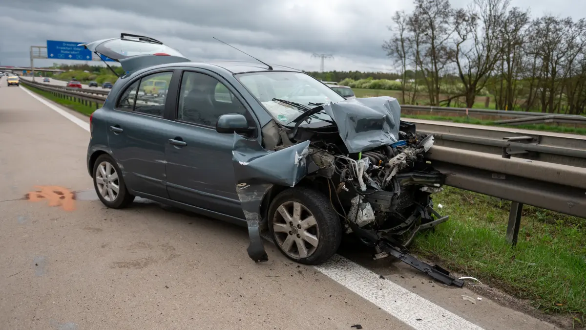 Der Kleinwagen prallte gegen das Heck eines Mercedes und schleuderte anschließend gegen die Leitplanke.