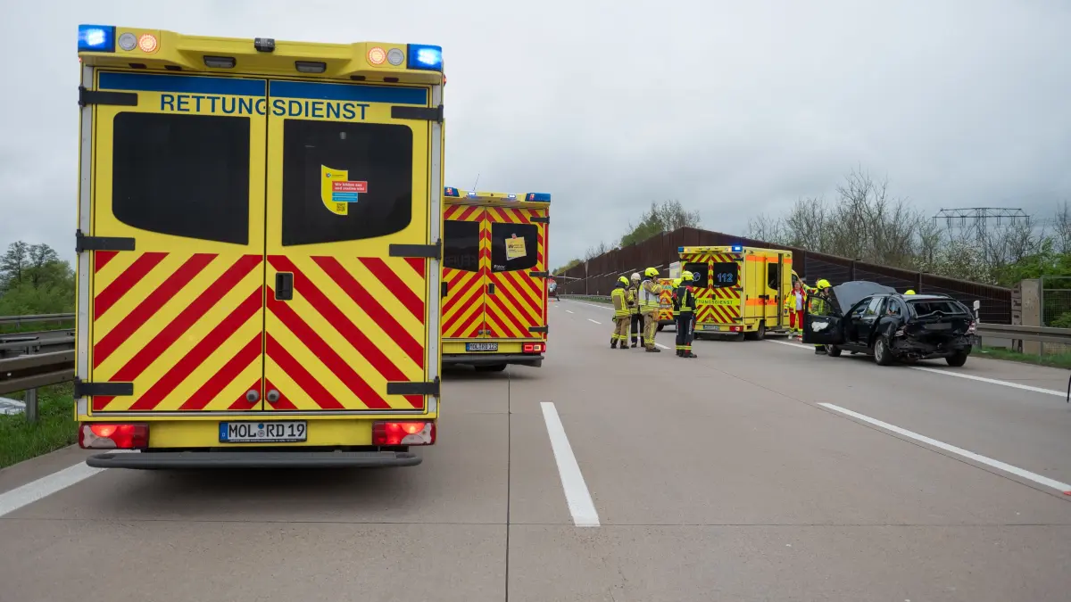 Rettungskräfte mussten alle vier Insassen aus beiden Fahrzeugen in umliegende Krankenhäuser transportieren.