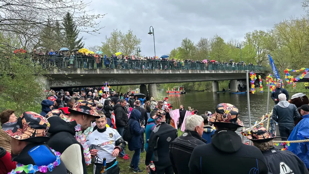 Menschen jeden Alters haben dieses Jahr beim 28. Spreetreiben teilgenommen. Der Startschuss fiel um Punkt 13 Uhr in Neu Zittau an der Spreebrücke.