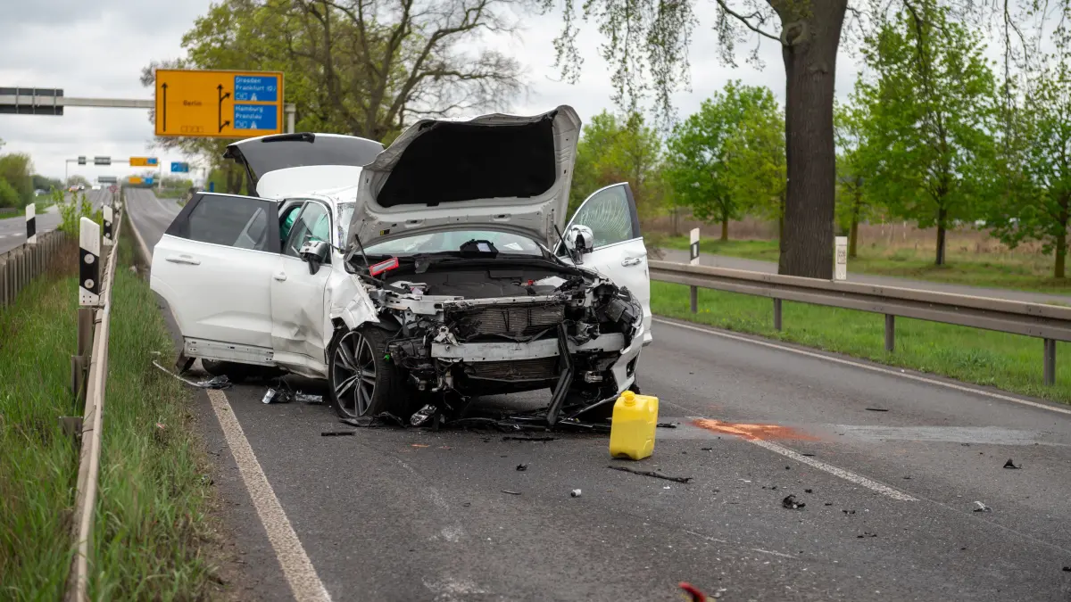 Der Volvo war an der Kreuzung Frankfurter Chaussee (B1/B5) mit einem Hyundai zusammengestoßen.