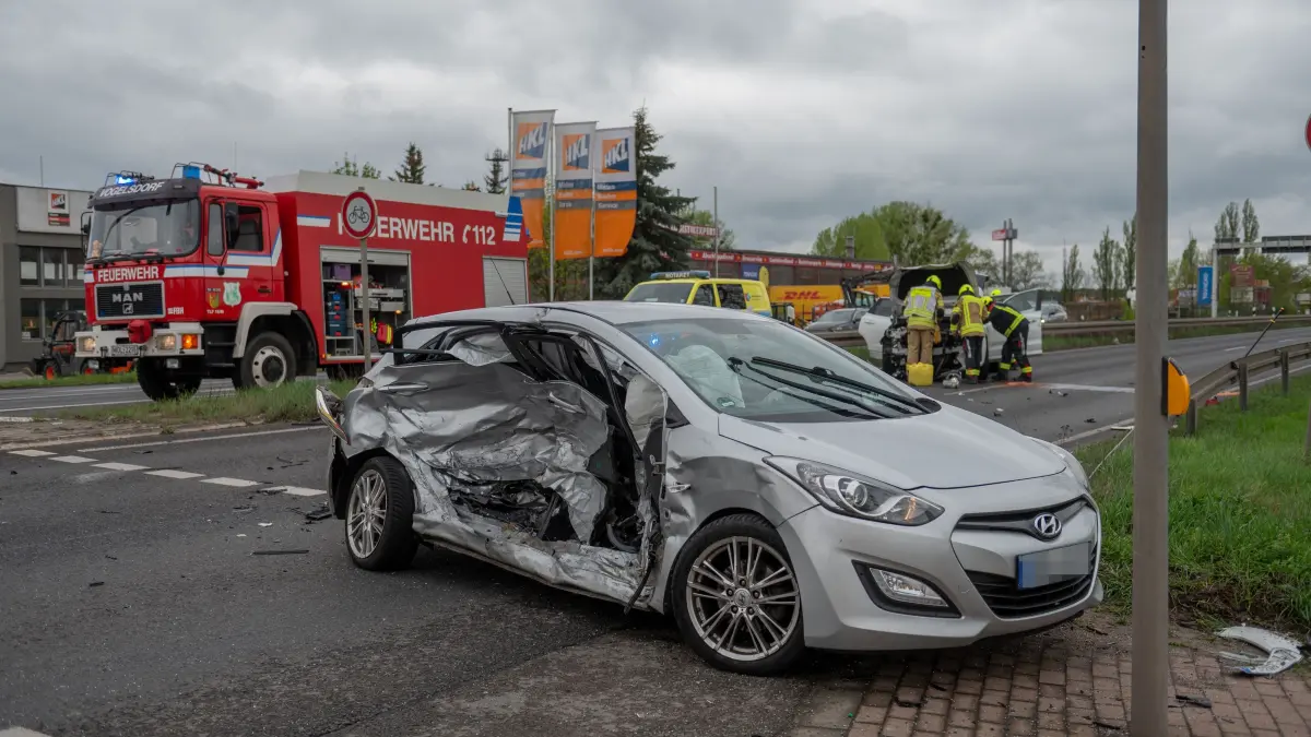 Der Hyundai wurde bei dem Aufprall stark deformiert. Der Fahrer wurde schwer verletzt.