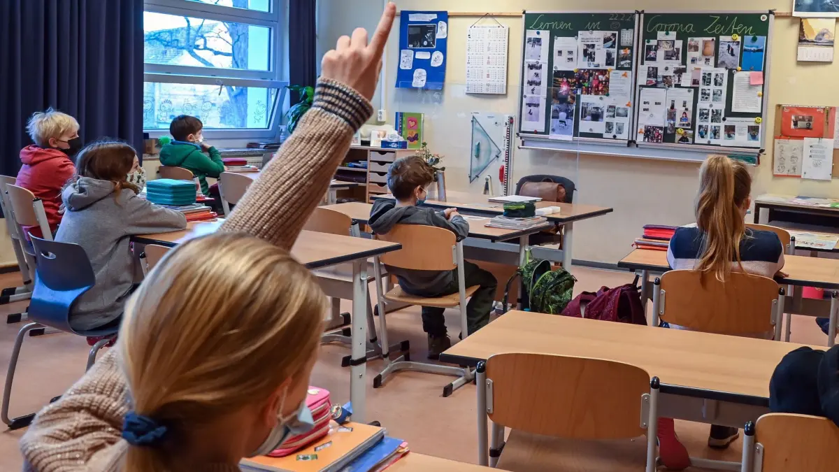 Klassenzimmer: ARCHIV - 22.02.2021, Brandenburg, Frankfurt (Oder): Schüler einer 4. Klasse an der Grundschule «Am Mühlenfließ» in Booßen, einem Ortsteil der Stadt Frankfurt (Oder), sitzen während des Unterrichts im Klassenzimmer. (zu dpa: «Brandenburgs Schüler warnen vor Kürzungen bei Lehrern») Foto: Patrick Pleul/dpa-Zentralbild/dpa +++ dpa-Bildfunk +++