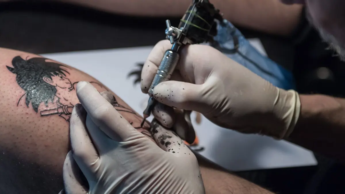 Tätowierer arbeitet an einem Tattoo: ARCHIV - In ein frisch gestochenes Tattoo sollten auf keinen Fall Keime geraten, die für Infektionen sorgen können. (zu dpa: «Frisch gestochenes Tattoo? Was nun tabu ist») Foto: Daniel Maurer/dpa-tmn - Honorarfrei nur für Bezieher des dpa-Themendienstes +++ dpa-Themendienst +++