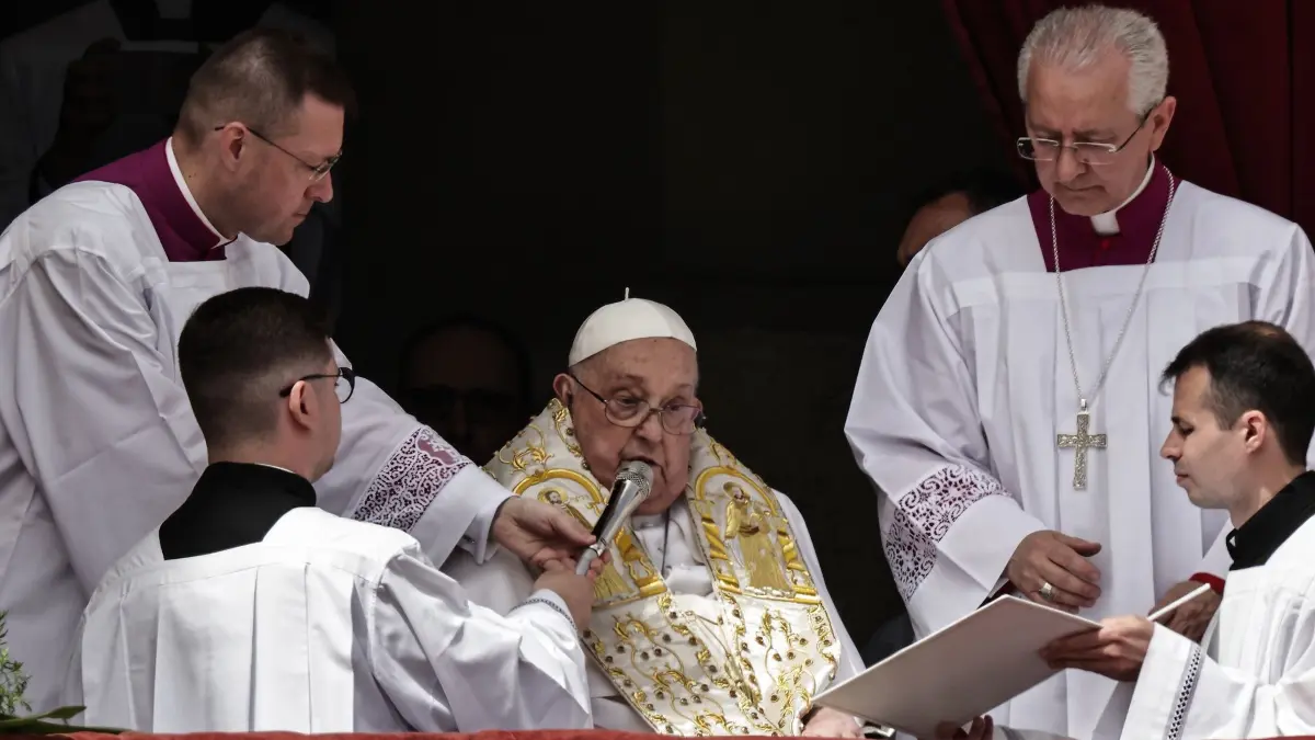 Papst Franziskus gestorben: 20.04.2025, Vatikan, Vatikanstadt: Papst Franziskus (M) spendet am Ostersonntag aus der zentralen Loge des Petersdoms den Segen Urbi und Orbi. Das Oberhaupt der römisch-katholischen Kirche starb laut Vatikan am Ostermontag im Alter von 88 Jahren. Foto: Evandro Inetti/ZUMA Press Wire/dpa +++ dpa-Bildfunk +++