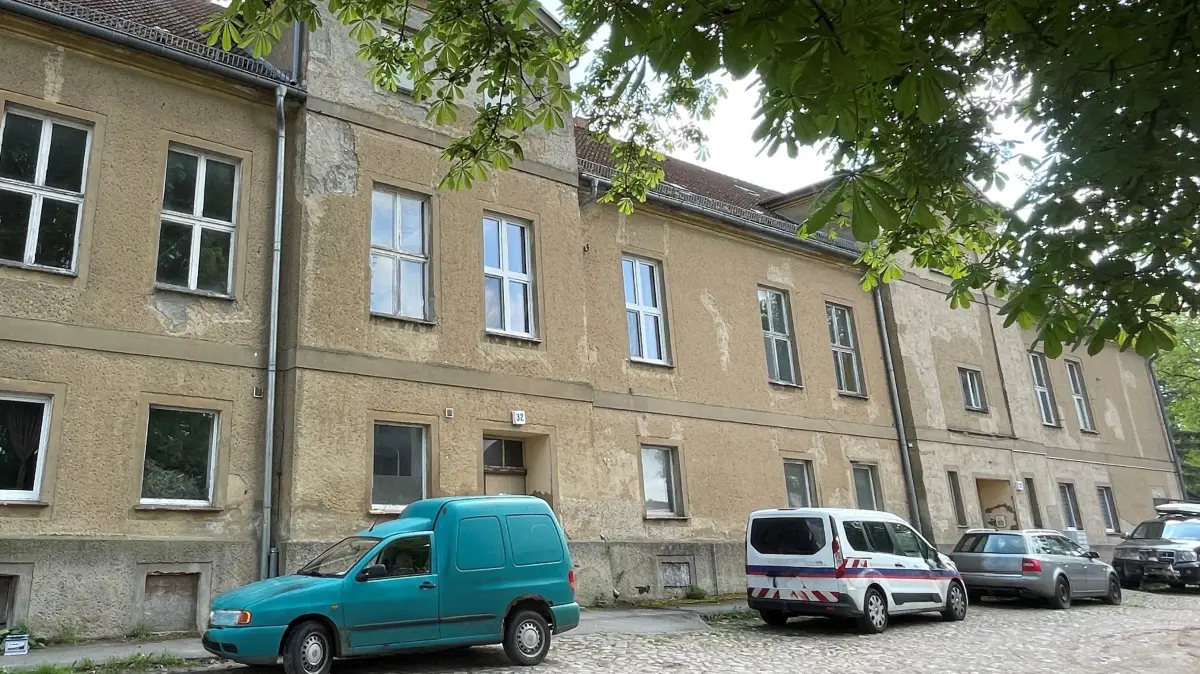 Gutshaus Petershagen bei Frankfurt (Oder): Ende des 16. Jahrhunderts von Familie von Strantz erbaut und Ende des 18. Jahrhunderts von Familie von Ihlow erweitert, ist seit 80 Jahren Wohnhaus von Petershagener Familien.